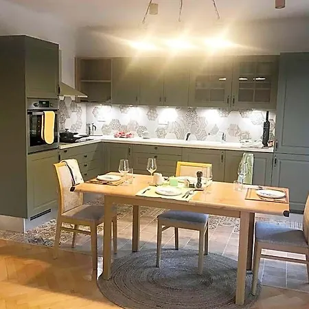 Lovely And Freshly Renovated In 10 * Πράγα