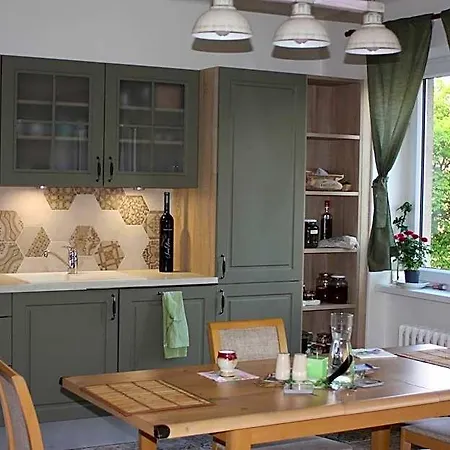 Lovely And Freshly Renovated In 10