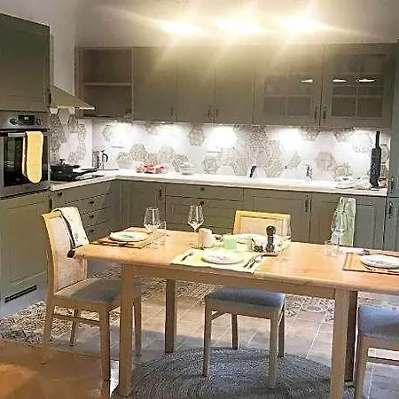 Lovely And Freshly Renovated In 10